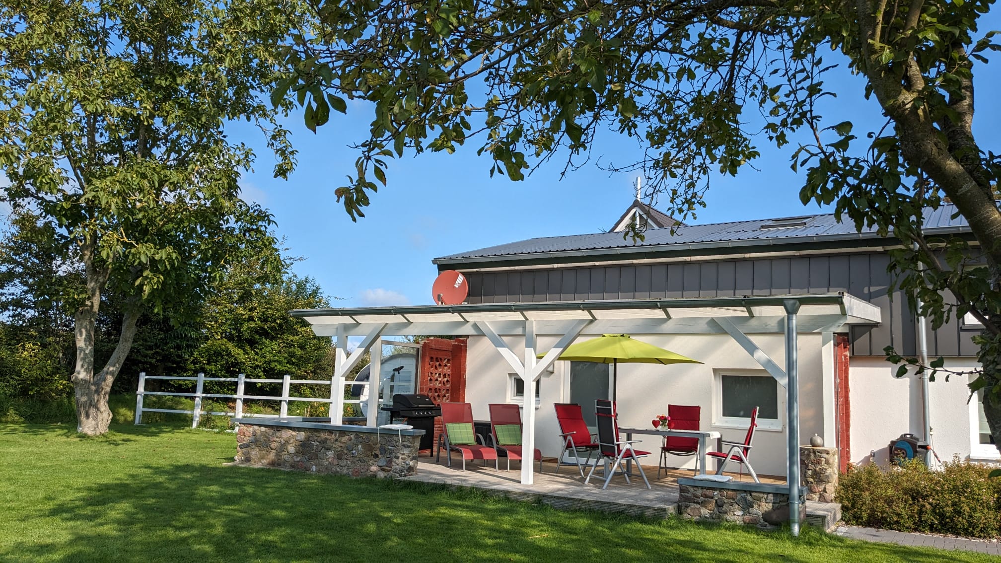 Blick auf die Sonnenterrasse vom Garten aus